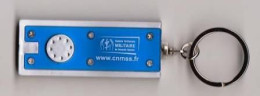 Porte Clé Avec Lampe " CNMSS - Caisse Nationale Militaire De Sécurité Sociale "  _Di440 - Schreibgerät