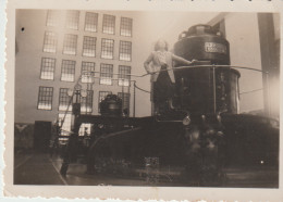 Photo 6x8.5 Cm  Femme Debout Près Alternateur 6500 KW  (au Dos: "11/1948- Machon? L'usine Où Je Suis. C'est Un Groupe") - Fotografía