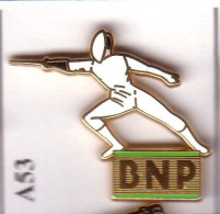 A53 Pin's Banque Bank BNP ESCRIME Pin's Zamac Qualité Arthus, Signé DECAT  Achat Immédiat - Fencing