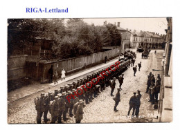 RIGA-Lettland-Marsch Zur Front-Depart Pour Le Front-CARTE PHOTO Allemande-GUERRE 14-18-1 WK-Militaria- - Lettonie