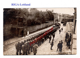 RIGA-Lettland-Marsch Zur Front-Depart Pour Le Front-CARTE PHOTO Allemande-GUERRE 14-18-1 WK-Militaria- - Lettland