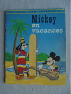 Ancien - Un Petit Livre D'Argent Mickey En Vacances 1966 - Disney