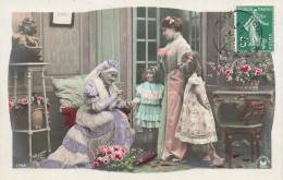 ENFANTS - Scène - Grand Mère Faisant La Leçon à Ses Fillettes - Fleurs - Carte Postale Ancienne - Scenes & Landscapes
