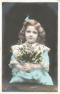 ENFANT - Fillette Avec Un Bouquet De Fleurs - Robe Bleue - Carte Postale Ancienne - Scènes & Paysages