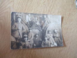 Carte Photo Militaires Allemands Dans Une Cave à Vin Riesling Avec Propriétaires - Guerra 1914-18