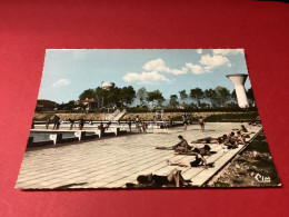 VILLARS LES DOMBES  LOT DE 2 CARTES. POSTALES. La Piscine. Architecte CHRETIEN - Villars-les-Dombes