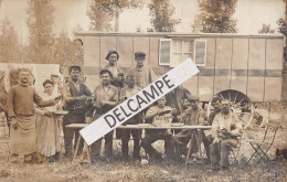 Carte Photo  Scène D'un Campement Avec Roulotte, D'un Groupe De Saisonniers Agricoles - Vendedores Ambulantes