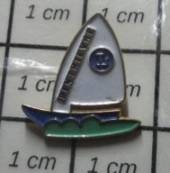 410b Pin's Pins / Beau Et Rare / BATEAUX / VOILe VOILIER PENTHIeVRE - Bateaux