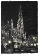 Bruxelles. Hôtel De Ville Illuminé, Nombreuses Voitures Des Années '50 - Nivelles