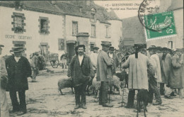 56 QUESTEMBERT - LA PLACE DU MARCHE AUX MOUTONS VERS LES HALLES - Autres & Non Classés