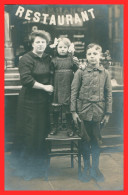 * Cp Photo - Femme Et Ses Enfants Devant Un Restaurant - Fillette Garçon - Fille Woman Lady Frau - Ristoranti