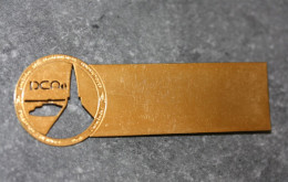 Badge "Direction  Des Constructions Aéronautiques - Délégation Générale Pour L'Armement - DCA" Armée De L'Air - Armée De L'air