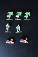 Lot De 7 Pin's Loto Sportif Avec Footballeurs (dont 4 Différents) - Football