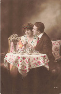 FANTAISIES - Femmes - Un Couple Autour D'une Table Et S'enlaçant  - Carte Postale Ancienne - Donne