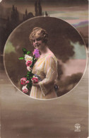 FANTAISIES - Femmes - Une Femme Seule Tenant Un Bouquet De Fleur Dans Sa Main - Carte Postale Ancienne - Women