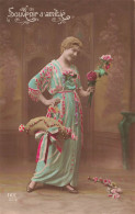 FANTAISIES - Femmes - Souvenir D'amitié - Femme Seule Tenant Un Bouquet De Fleur Dans Sa Main - Carte Postale Ancienne - Frauen