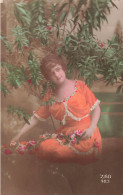 FANTAISIES - Femmes - Femme Assise Seule Tenant Des Fleurs Dans Sa Main - Carte Postale Ancienne - Frauen