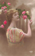FANTAISIES - Femmes - Femme Seule Tenant Des Fleurs Dans Sa Main - Carte Postale Ancienne - Donne