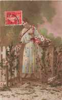 FANTAISIES - Femmes - Femme Seule Tenant Un Bouquet De Fleurs Dans Sa Main - Carte Postale Ancienne - Women