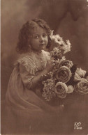 FANTAISIES -  Petite Fille Seule - Une Petite Fille Souriante Avec Des Fleurs Dans Sa Main - Carte Postale Ancienne - Sonstige & Ohne Zuordnung