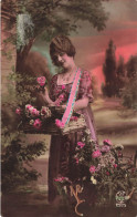 FANTAISIES - Femmes - Une Femme Seule Avec Des Fleurs Dans Sa Main - Carte Postale Ancienne - Donne