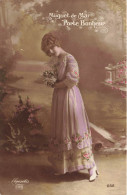 FANTAISIES - Femmes - Une Femme Avec Des Fleurs Dans Sa Main - Muguet De Mai - Porte Bonheur - Carte Postale Ancienne - Donne