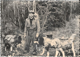 Thème Chasse - Avec Ses Chiens Bâtés Eux Aussi, Le Missionnaire Du Yukon, S'aventure Dans La Forêt - Yukon