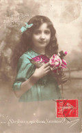 FÊTES - VŒUX -  1er Avril - Devinez Qui Vous L'envoie - Petite Fille Avec Un Poisson Et Rose - Carte Postale Ancienne - 1 April (aprilvis)