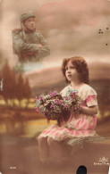 FANTAISIES - Hommes - Une Jeune Fille Qui Pense à Son Père Et Tenant Des Fleurs - Un Militaire - Carte Postale Ancienne - Hommes