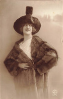 FANTAISIES - Une Femme Avec Un Manteau En Fourrure - Carte Postale Ancienne - Donne