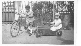 Photo 2 Enfants Sur Vélo Et Petite Voiture 6/9 - Anonymous Persons