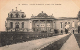 FRANCE  - Chantilly - Vue Générale De La Porte Saint Denis Et La Grande Grille Des écuries - Carte Postale Ancienne - Chantilly