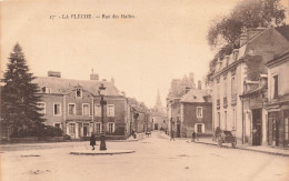 FRANCE - La Flèche - Vue Sur La Rue Des Halles - Carte Postale Ancienne - La Fleche
