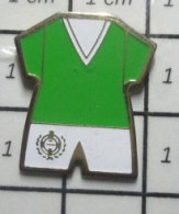 716 Pin's Pins / Beau Et Rare / SPORTS / MAILLOT CLUB DE FOOT Club Belge De Foot SK Lommel - Football