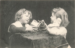 ENFANTS - Un Frère Et Une Sœur Jouant Ensemble -  Carte Postale Ancienne - Portraits