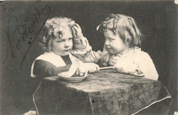 ENFANTS - Deux Enfants Se Touchant Les Visages -  Carte Postale Ancienne - Portraits