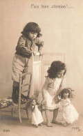 ENFANTS - Des Enfants Jouant Avec Des Poupées -  Fais Bien Attention - Carte Postale Ancienne - Portraits