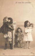 ENFANTS - Des Enfants Jouant Avec Des Poupées - Je Sais Les Consoler - Carte Postale Ancienne - Portraits