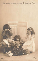 ENFANTS - Des Enfants Jouant Avec Des Poupées - Que Nous Avions Eu Pour Le Jour De L'an - Carte Postale Ancienne - Portraits