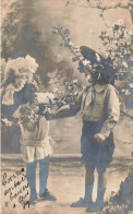 ENFANTS - Des Enfants Avec Des Fleurs - Carte Postale Ancienne - Portraits