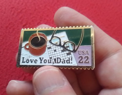 PIN LOVE YOU DAD USA 22 TE QUIERO PAPA VER FOTOS Y DESCRIPCIÓN. CON FORMA DE SELLO DE CORREOS O SIMILAR... - Postes