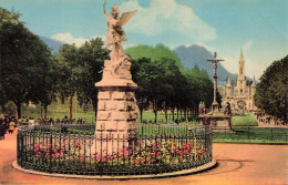 FRANCE - Lourdes - Saint Michel Et La Basilique - Statue - Carte Postale Ancienne - Lourdes