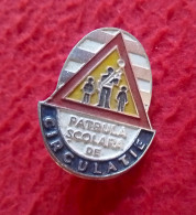 ESCASO PIN INSIGNIA DE ALFILER PATRULA SCOLARA DE CIRCULATIE ¿RUMANIA? ¿ROMANIA? ¿MOLDAVIA? CIRCULACIÓN..TRANSPORTES.... - Transports