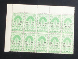 MADAGASCAR - 1945 - N°YT. 294 - Ravenala 2f40 Sur 25c - Bloc De 10 Bord De Feuille - Neuf Luxe** / MNH - Unused Stamps