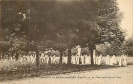LE MESNIL SAINT DENIS La Procession Dans Le Parc Du Monastère - Le Mesnil Saint Denis