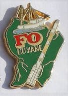 SY607 Pin's Syndicat  FO Force Ouvrière Space Espace Fusée Ariane Guyane Département Bateau Signé Ballard Achat Immédiat - Spazio