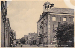 2603715Enkhuizen, Breestraat Met Stadhuis. (kaart Is Uit Een Album Zie Hoeken) - Enkhuizen