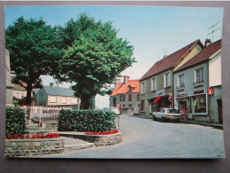 CP 50 Manche GOUVILLE SUR MER Prés Blainville Coutainville - La Place De L'église  Rue Du Centre Ville , Voiture 1980 - Blainville Sur Mer