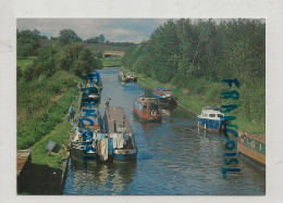 Royaume-Uni.  Narrowboats At Stowe Hill. Grand Union Canal. Lessive - Northamptonshire