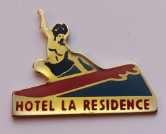 H214 Pin's SURF Hôtel La Résidence Victoria Surf Biarritz Pyrénées-Atlantiques Achat Immédiat - Wasserski